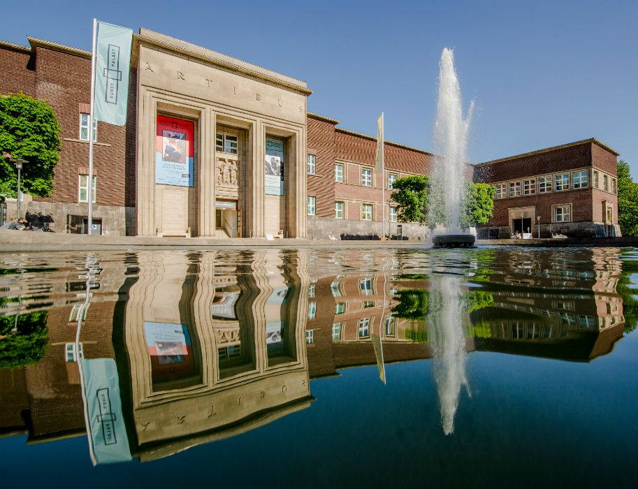 The Kunstpalast impresses with its architecture and central location. It is located at the Ehrenhof