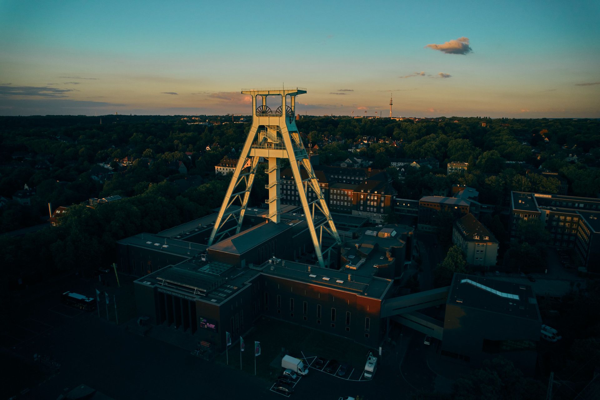 Förderturm im Abendlicht 