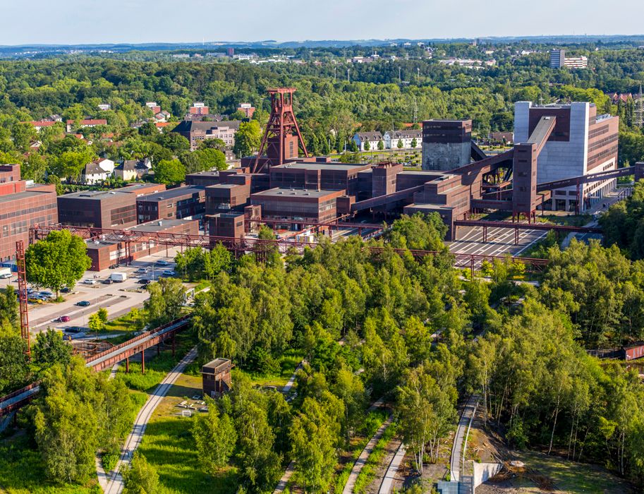 The grounds of the Zollverein UNESCO World Heritage Site are extensive. Nowadays, guests will find plenty of greenery next to historic colliery buildings in the north of Essen