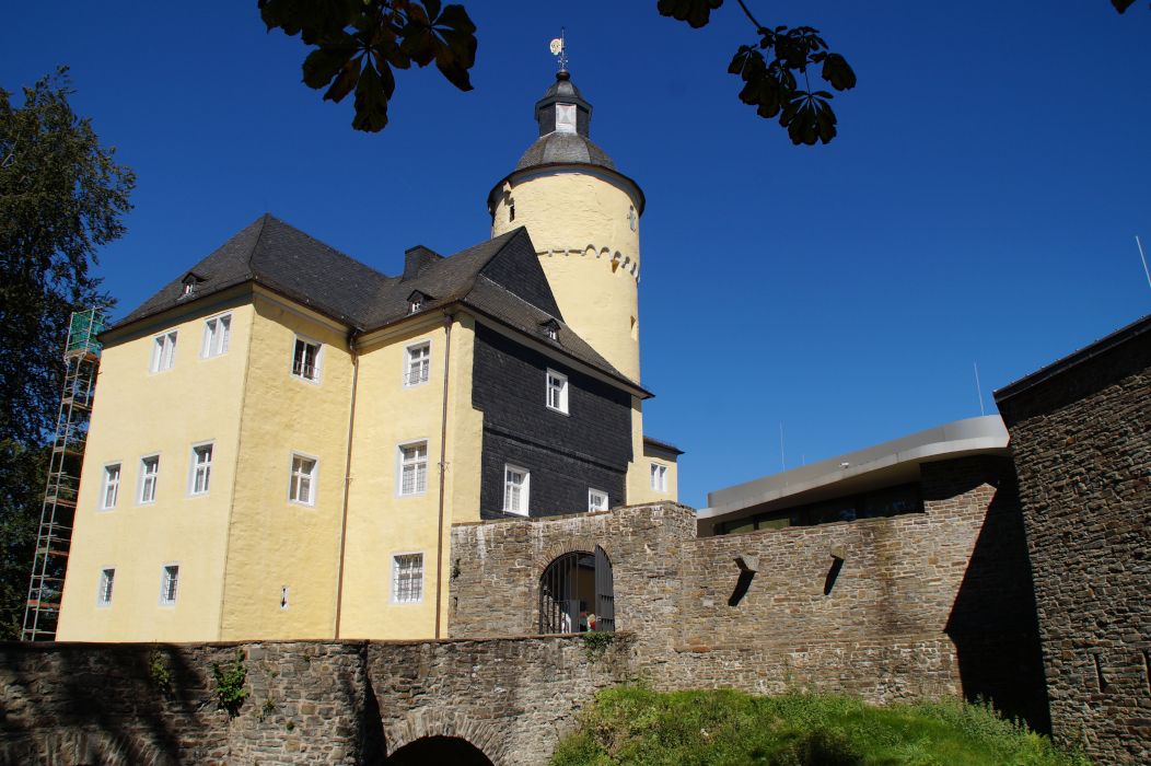 In the 17th and 18th centuries, the early medieval castle complex was extended and modernized in the style of a Baroque palace