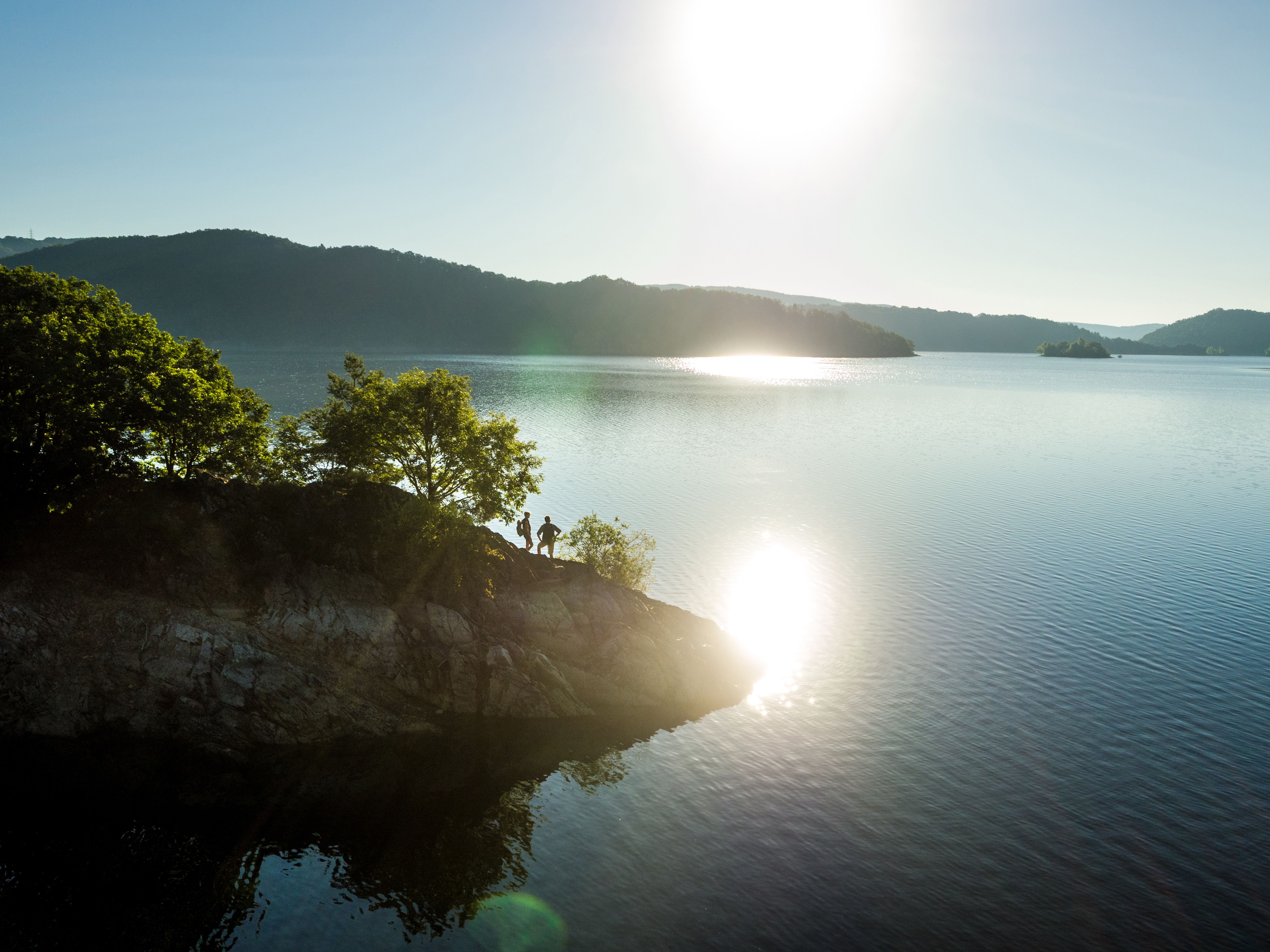 Tourismus NRW e.V., Dominik Ketz, Der Rursee mit spiegelnder Sonne in der Eifel