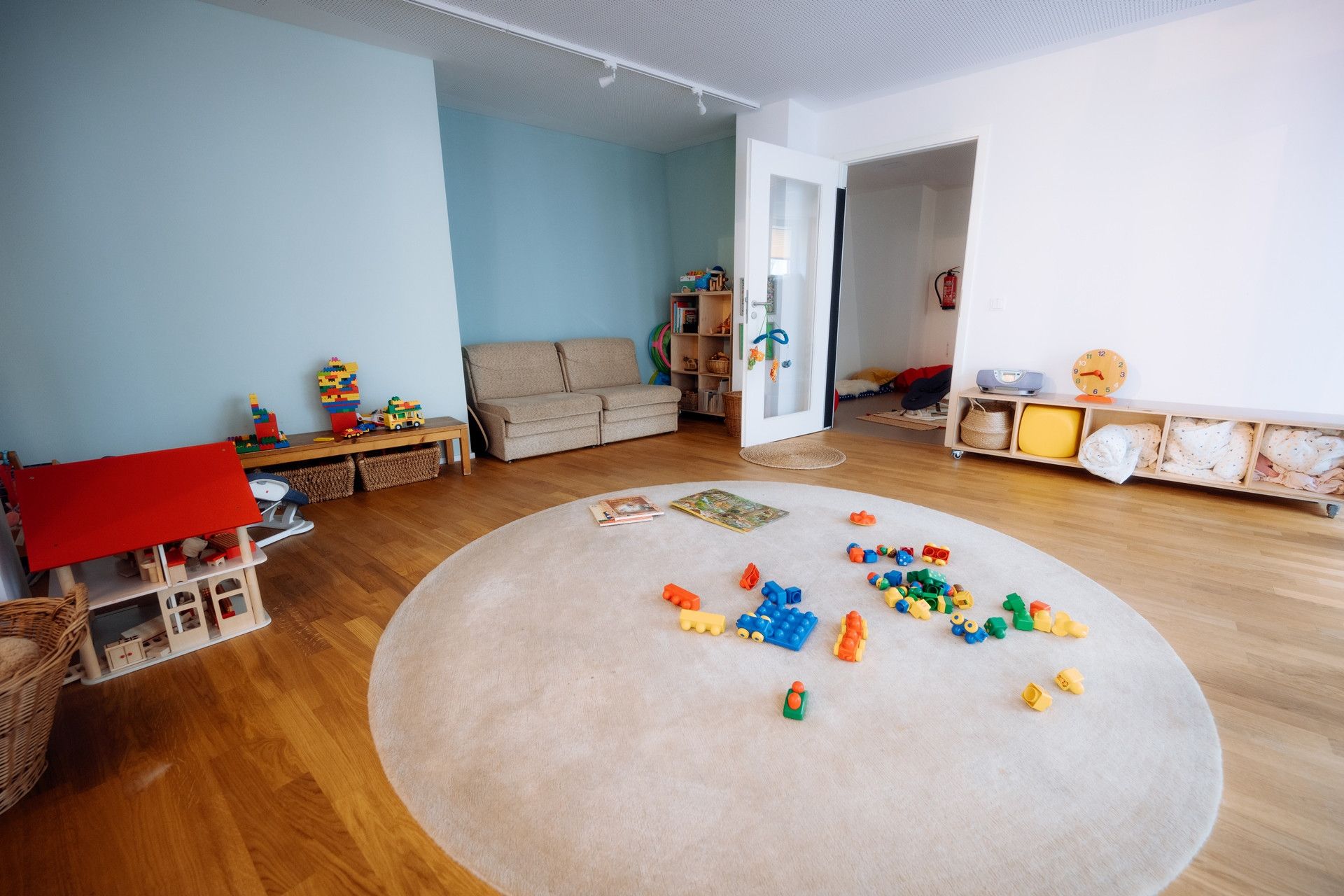 Room with children's toys and large carpet from Cowoki Cologne