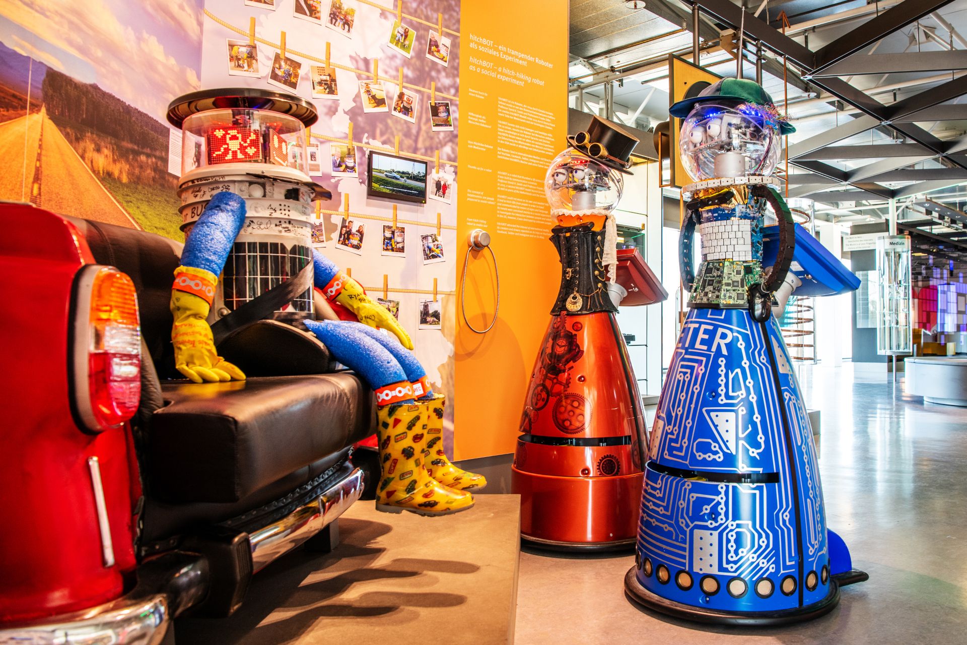 Die Roboter Peter und Petra begrüßen Gäste im Heinz Nixdorf MuseumsForum in Paderborn