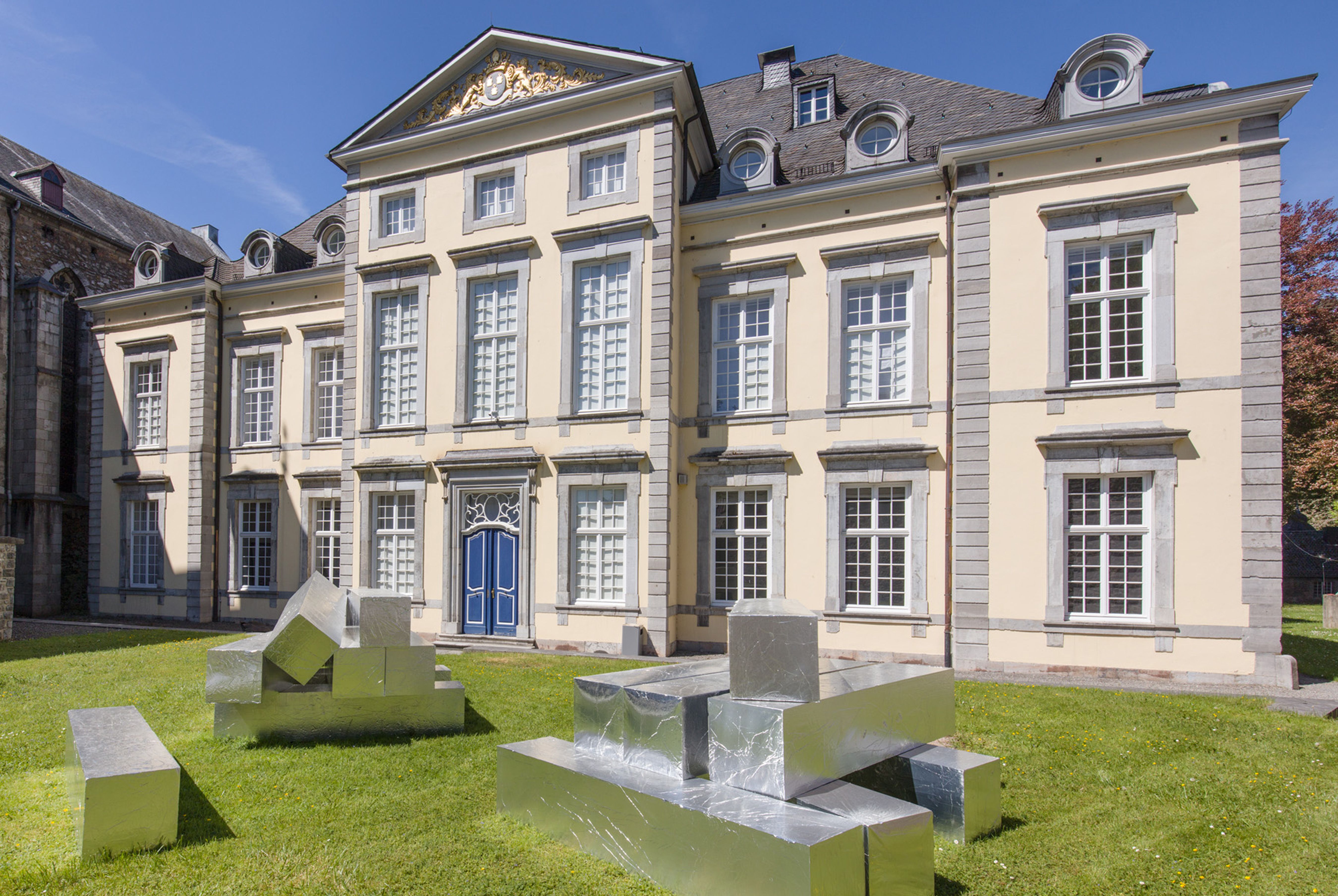 Exterior view of the Kunsthaus NRW with a work by Martin Pfeifle, 2017