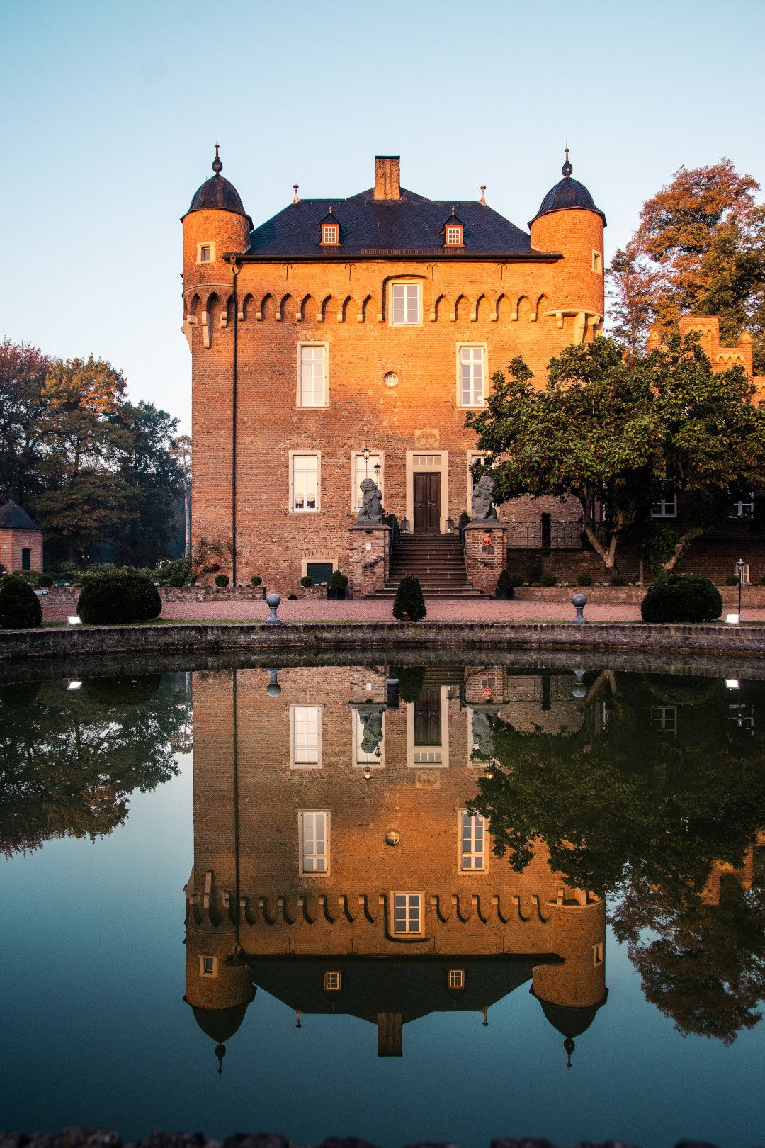 Loersfeld Castle exterior view with pond