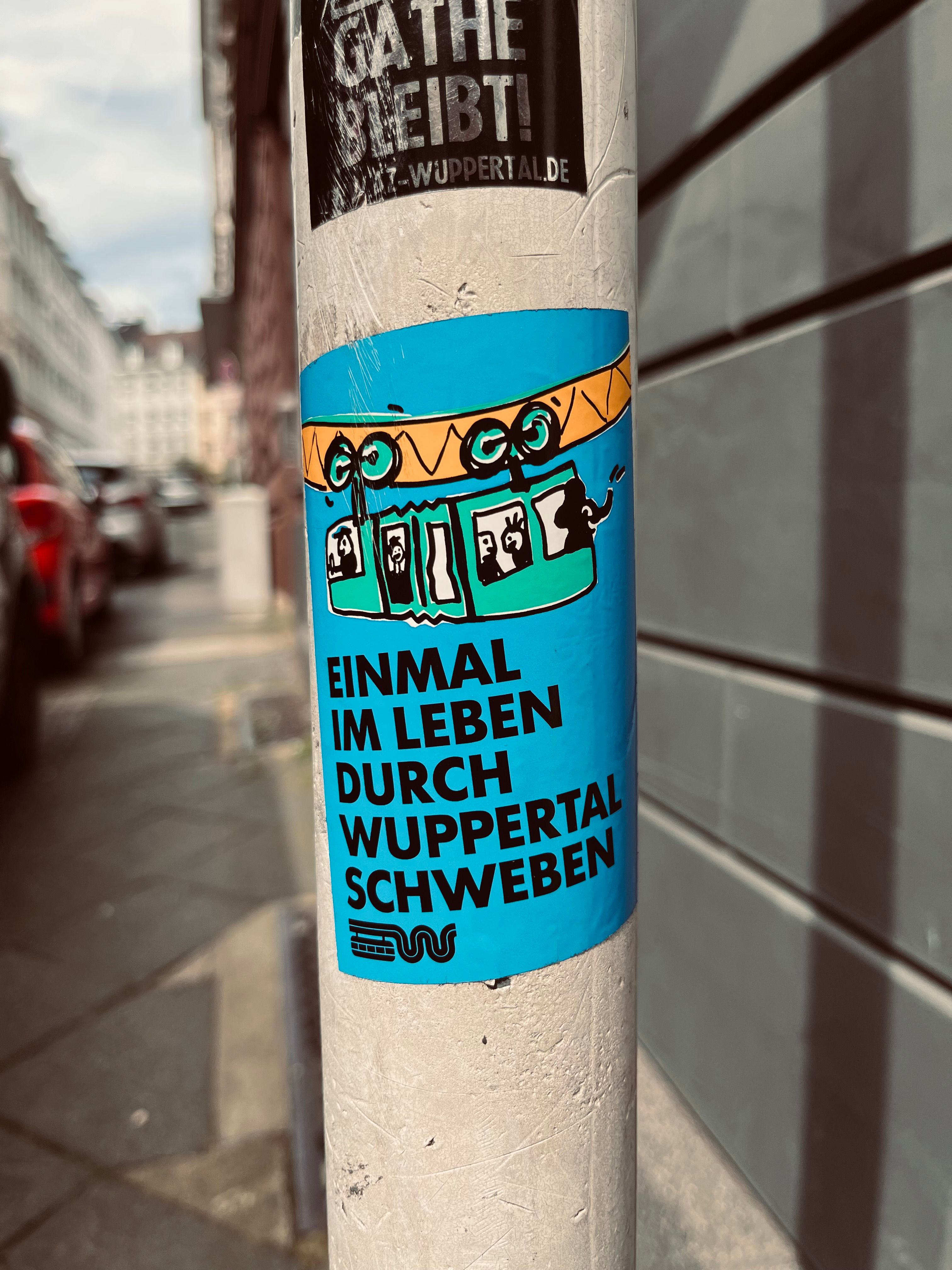 Tourismus NRW e.V., Sticker an einem Laternenpfahl Wuppertal