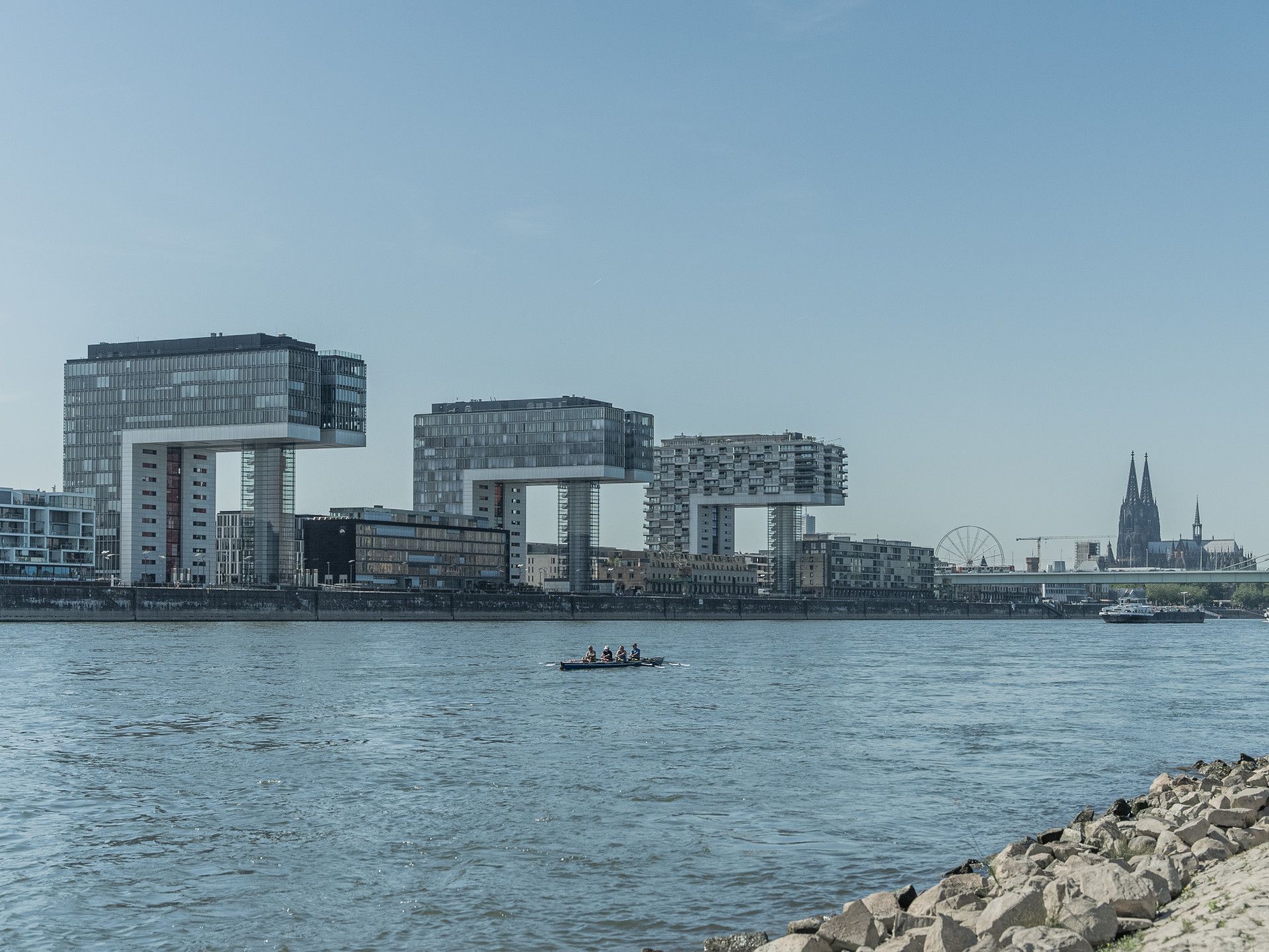 Tourismus NRW e.V., Rheinauhafen mit Kanu auf dem Rhein