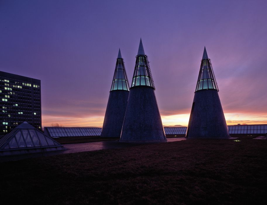 The light towers of the Bundeskunsthalle have a magical effect at dusk