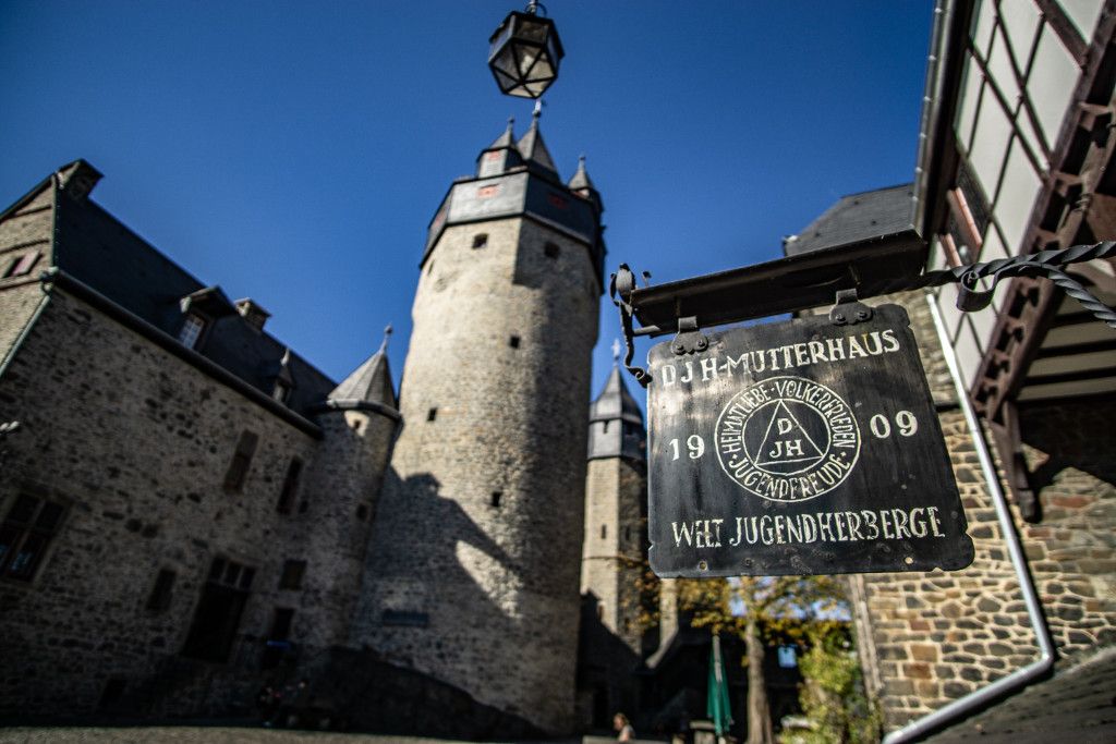 Stadt Altena, Jan Graumann, Burghof der Burg Altena im Sauerland