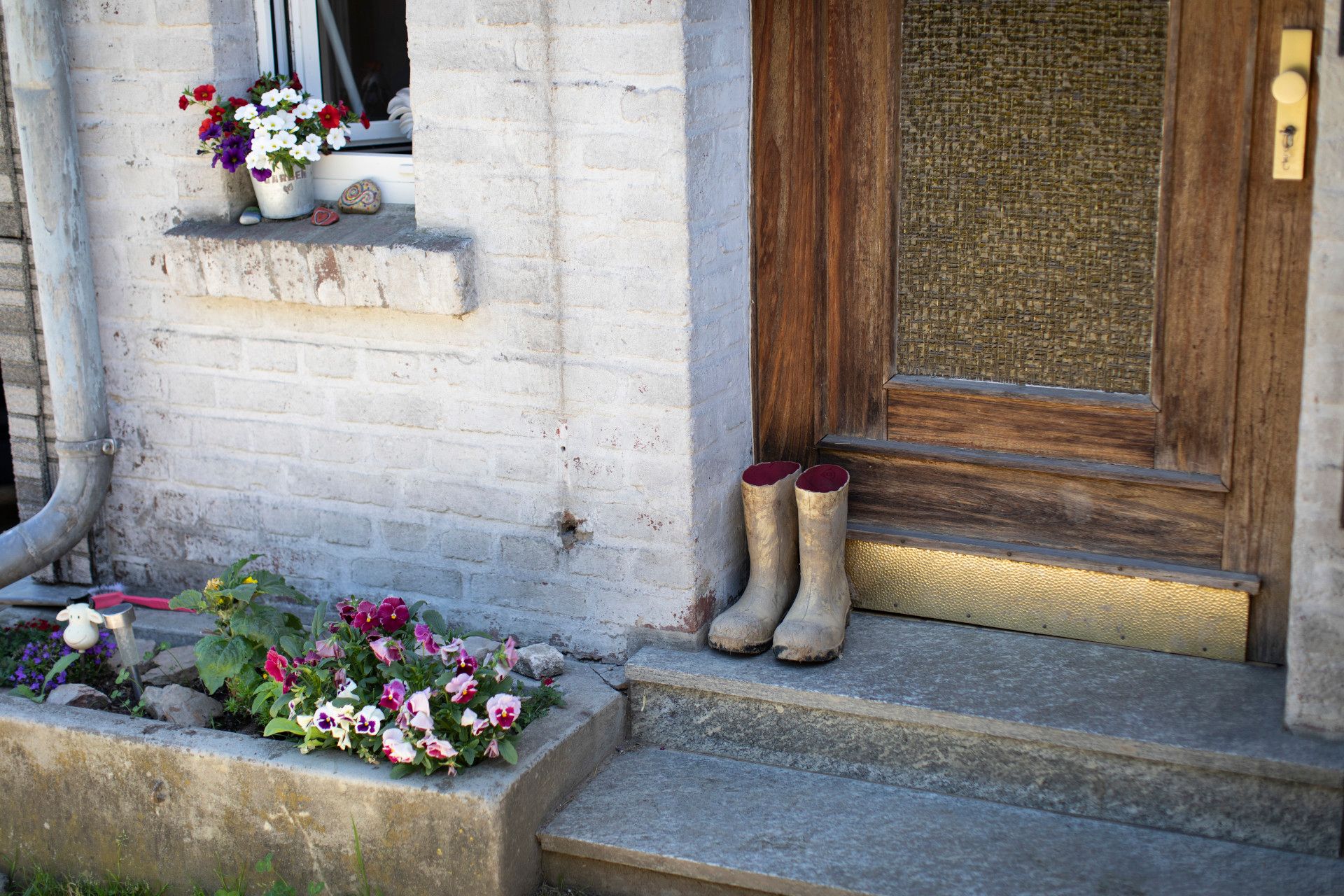 Haustür mit Blumen und Schuhen, Bergisches Land