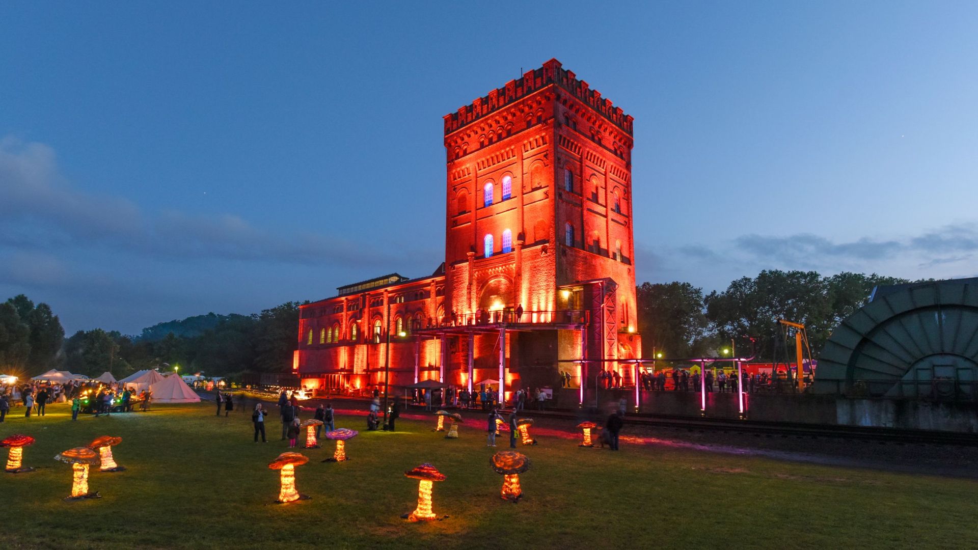 Art installations are very popular at Extraschicht. At the LWL-Museum Zeche Hannover, guests have already been able to wander through a park of lights with glowing mushrooms