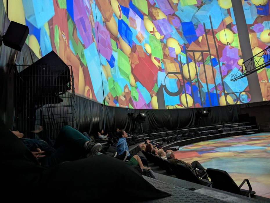 Guests can follow the exhibition shows from several beanbags