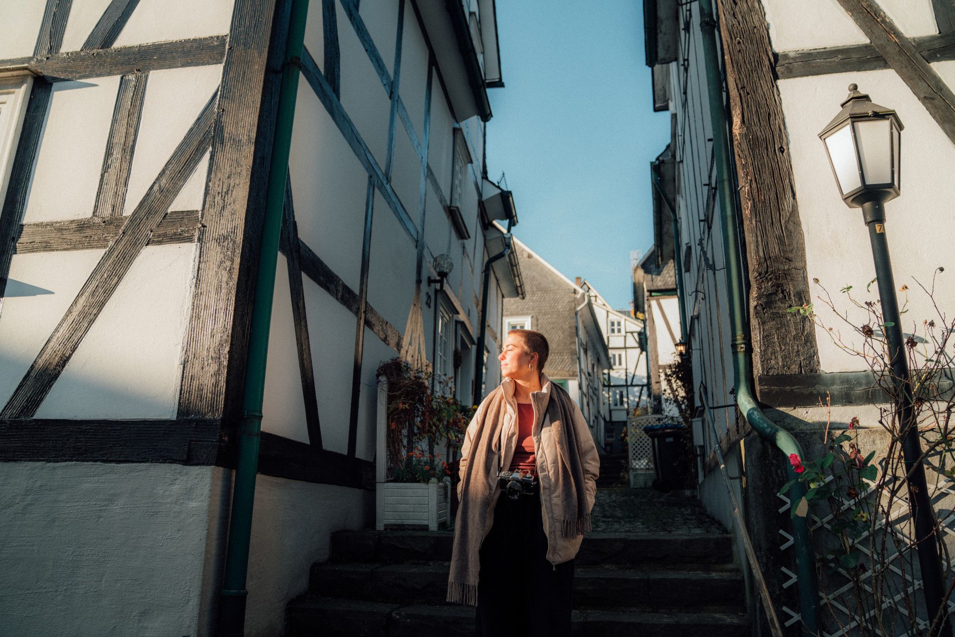 Alter Flecken Freudenberg Wanderin vor der Fachwerkgasse