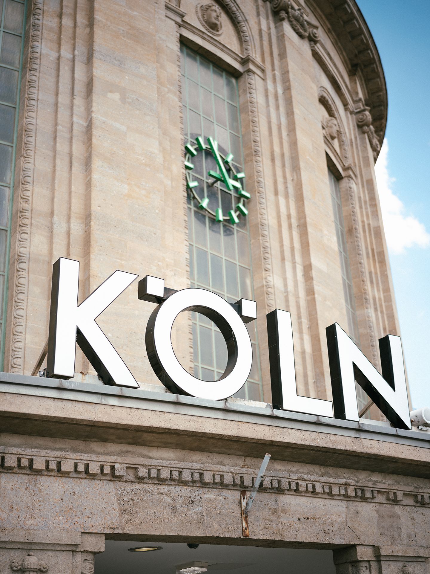 Außenansicht Bahnhof Köln Messe Deutz