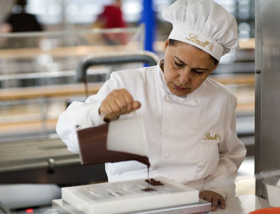 If you like, you can look over the shoulders of chocolatiers as they make chocolate. Domlutscher are poured here