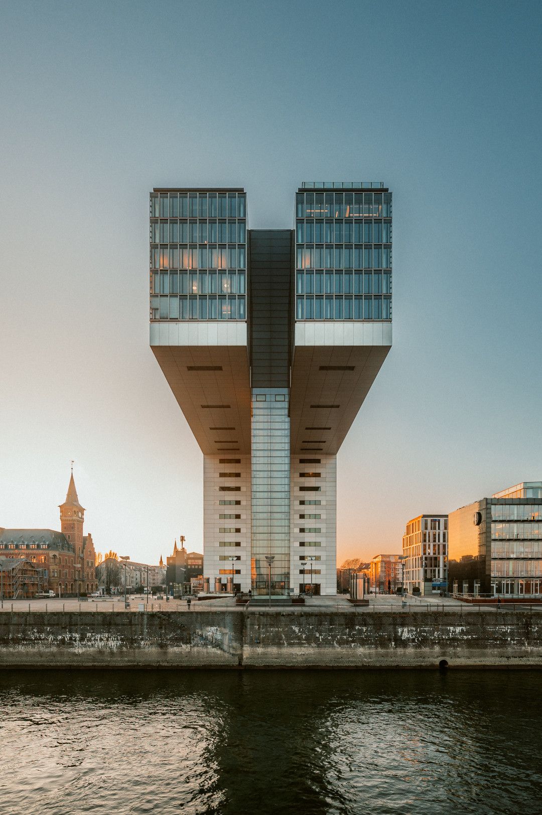 Johannes Höhn, Tourismus NRW e.V., Kranhaus in Köln bei Abenddämmerung