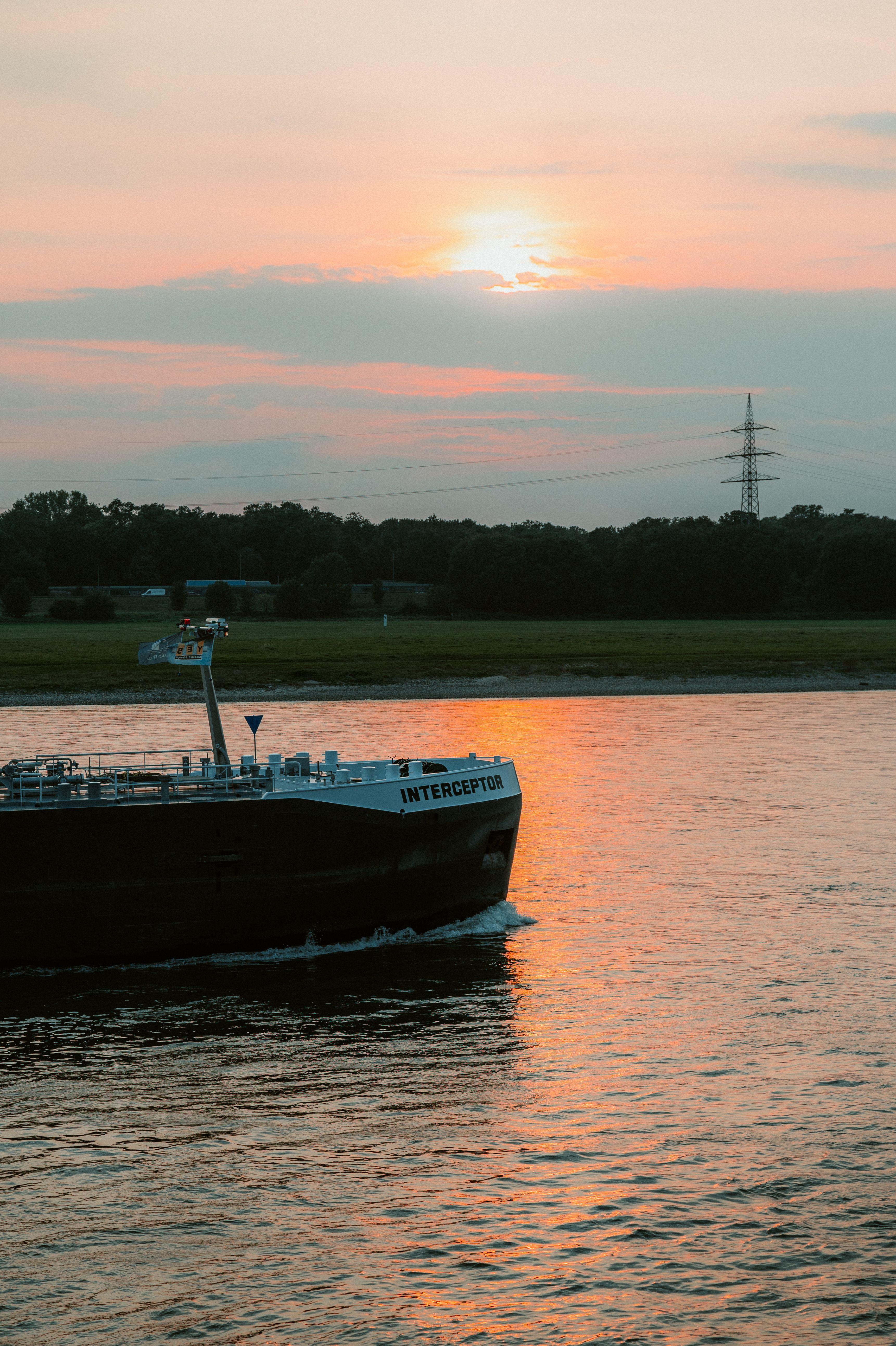 Johannes Höhn, Tourismus NRW e.V., Ein Schiff am Rheinpark in Duisburg