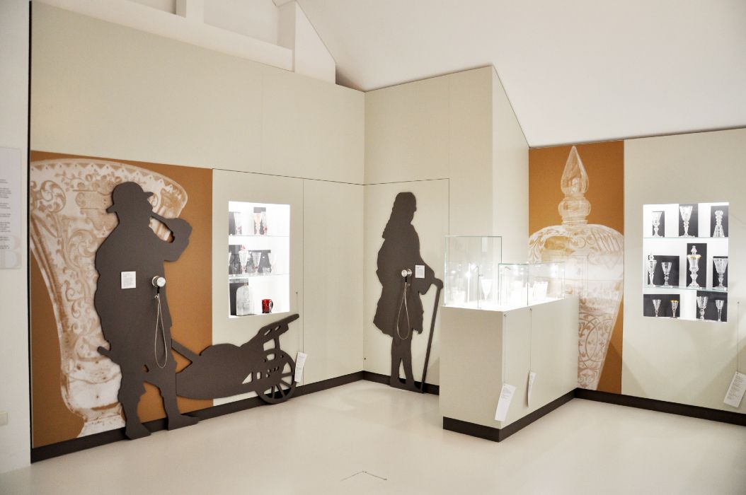 Seven audio stations in the permanent exhibition of the Rheinbach Glass Museum provide information about important personalities in glass production and finishing