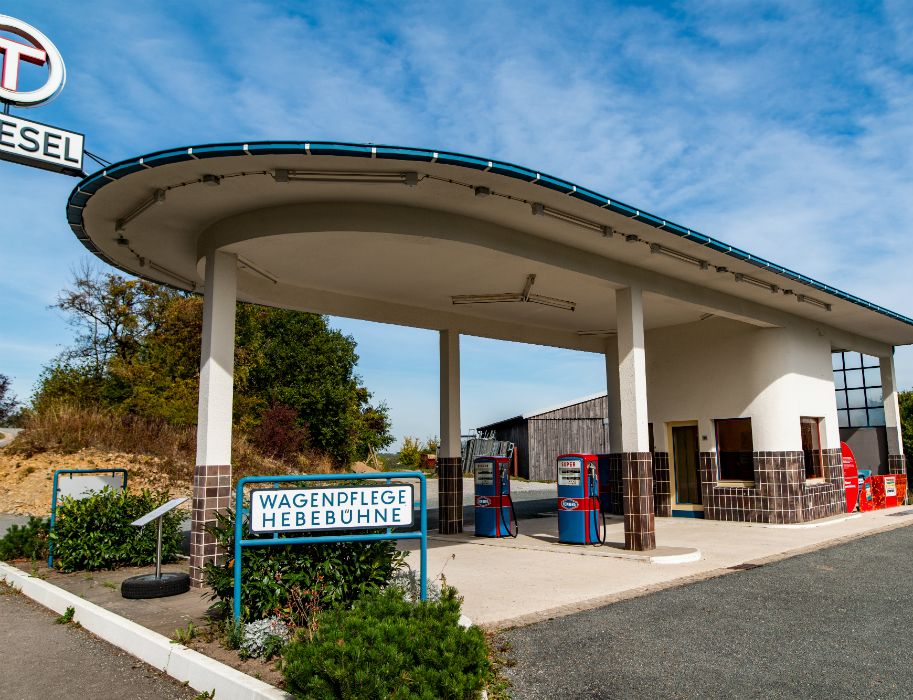 The filling station from Siegen-Niederschelden, as it looked in the 1960s, was rebuilt in Detmold