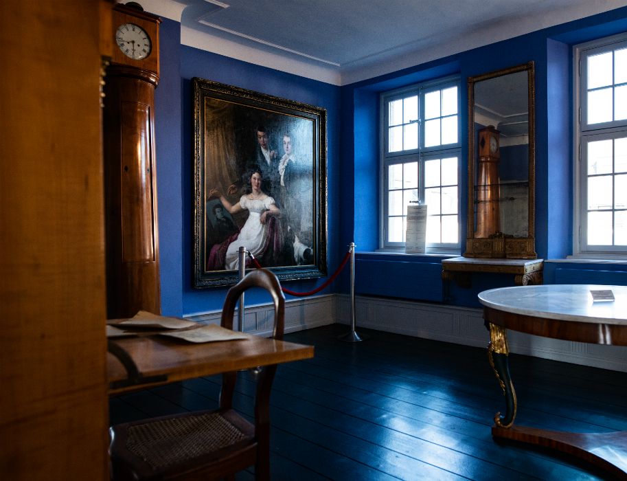 The blue salon in the Cromford manor house still impresses today with its original interior design