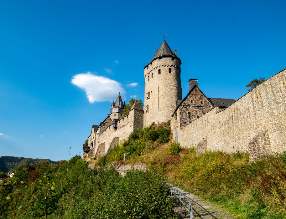 For a long time, Altena Castle was a ruin. Then Kaiser Wilhelm II decided the dispute: he had the castle rebuilt in a historicizing style