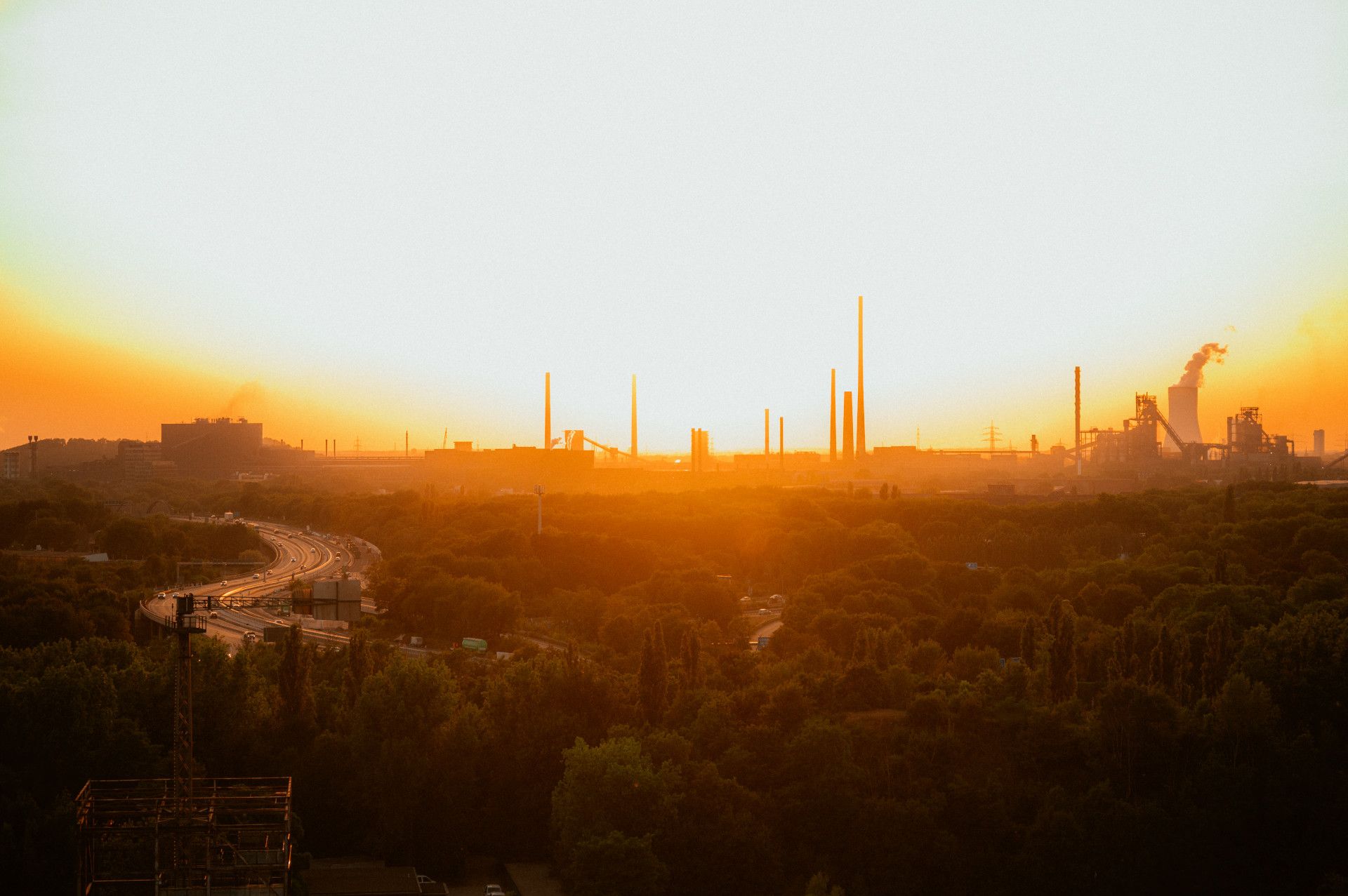 Industriepanoramen zeigen sich im Ruhrgebiet an vielen Stellen. Die Umrisse des Landschaftsparks Duisburg-Nord sind im Morgengrauen besonders schön anzusehen