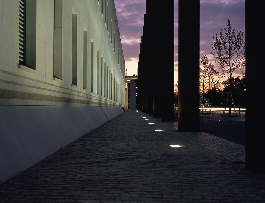 The street side of the Bundeskunsthalle is lined with country columns