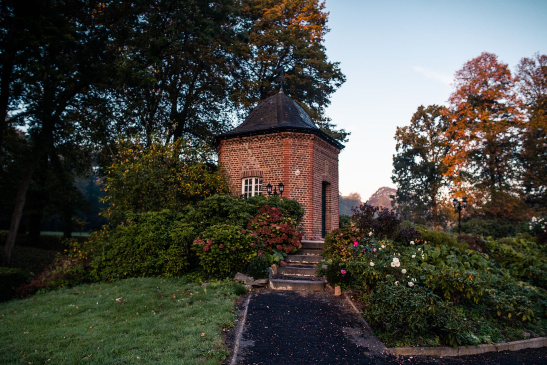 Loersfeld Castle view small house garden