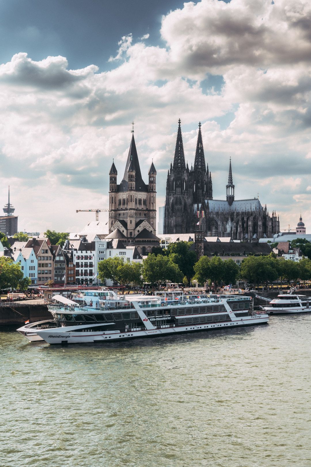 Schiff mit Dom im Hintergrund