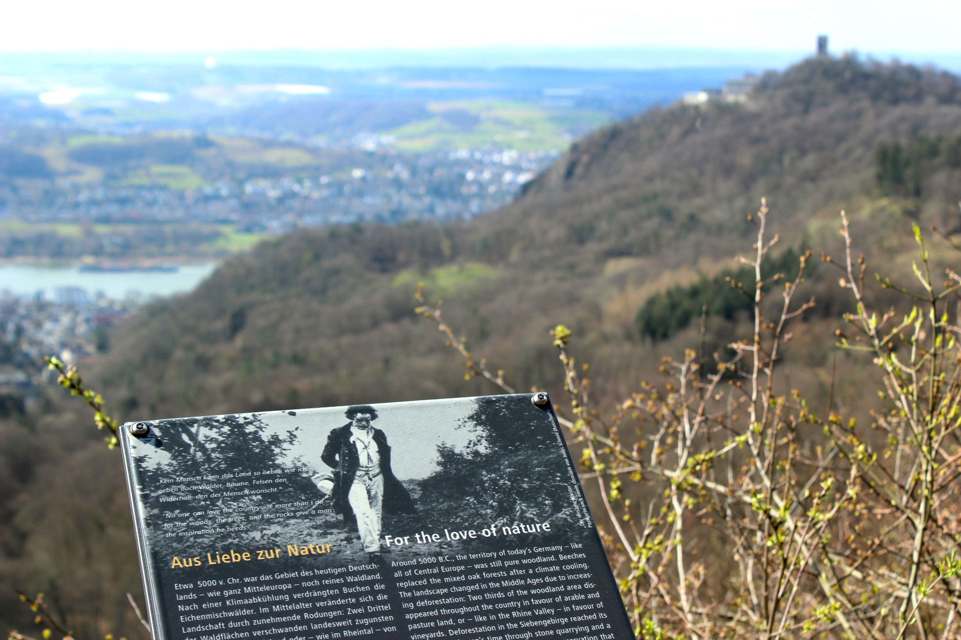 Tourismus NRW e.V., Beethovenwanderweg Blick auf Drachenfels Schild