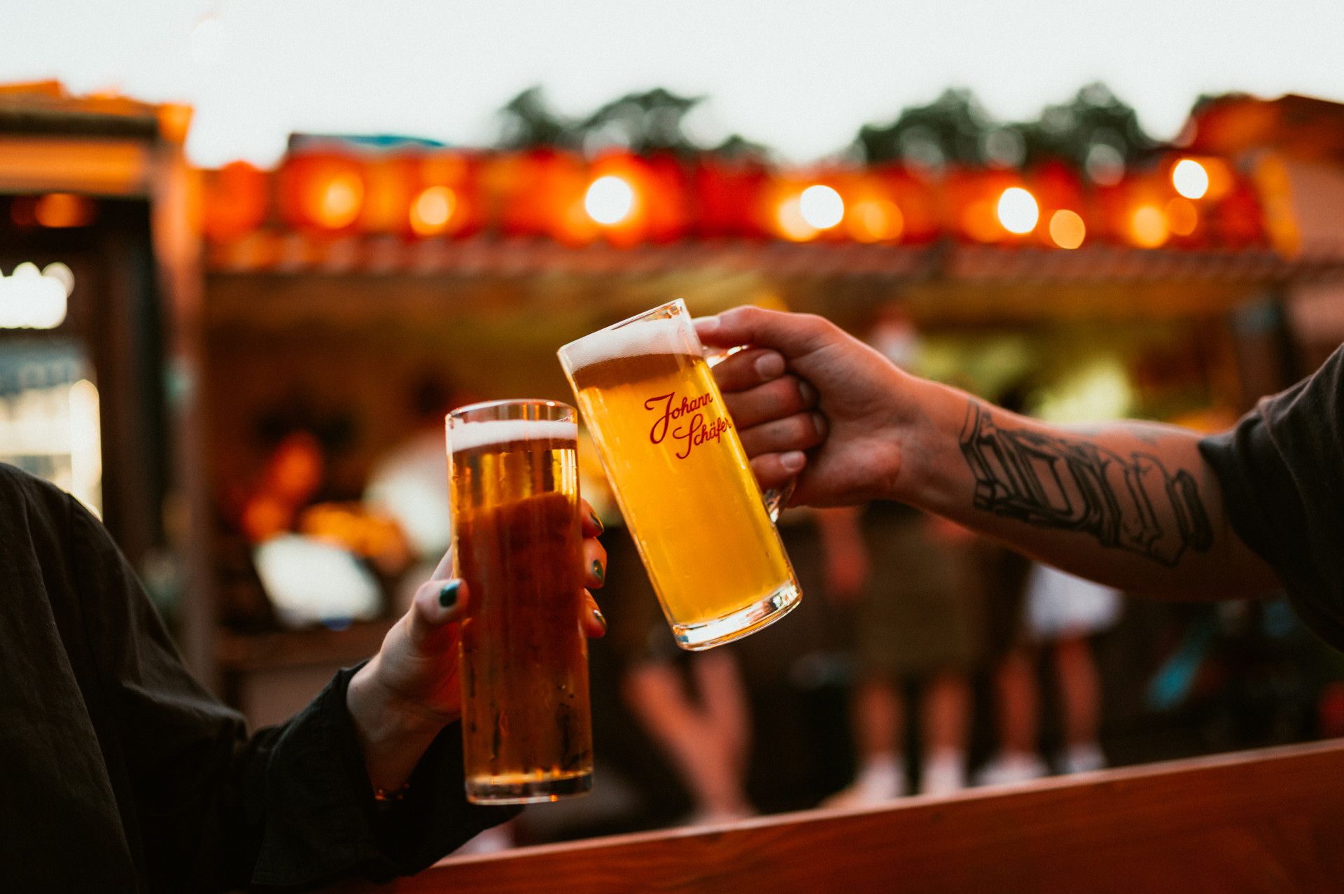 Johannes Höhn, Tourismus NRW e.V., Beer glasses held together