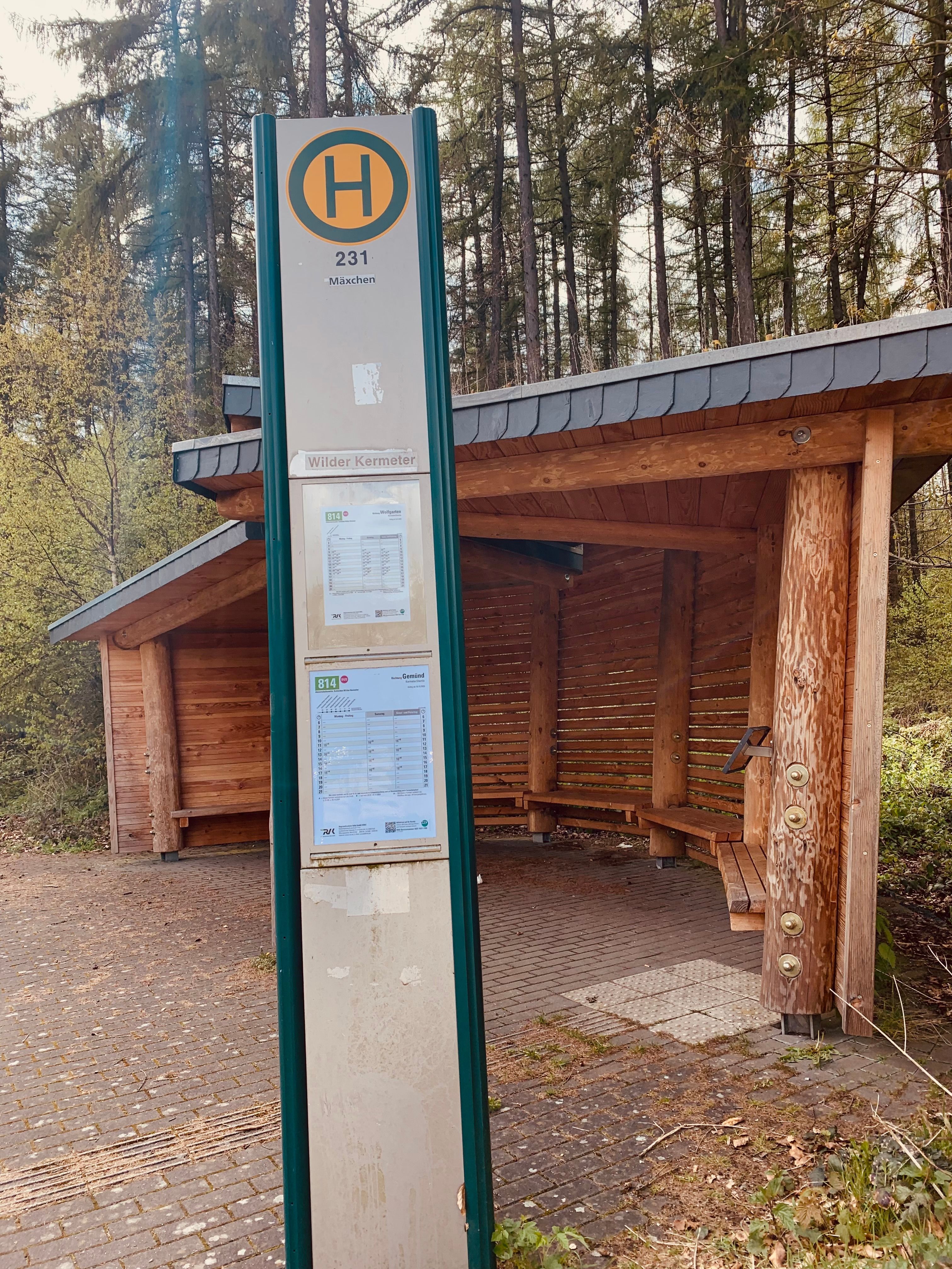 Tourismus NRW e.V., Ilonka Zantop, Die Haltestelle 231 in der Eifel