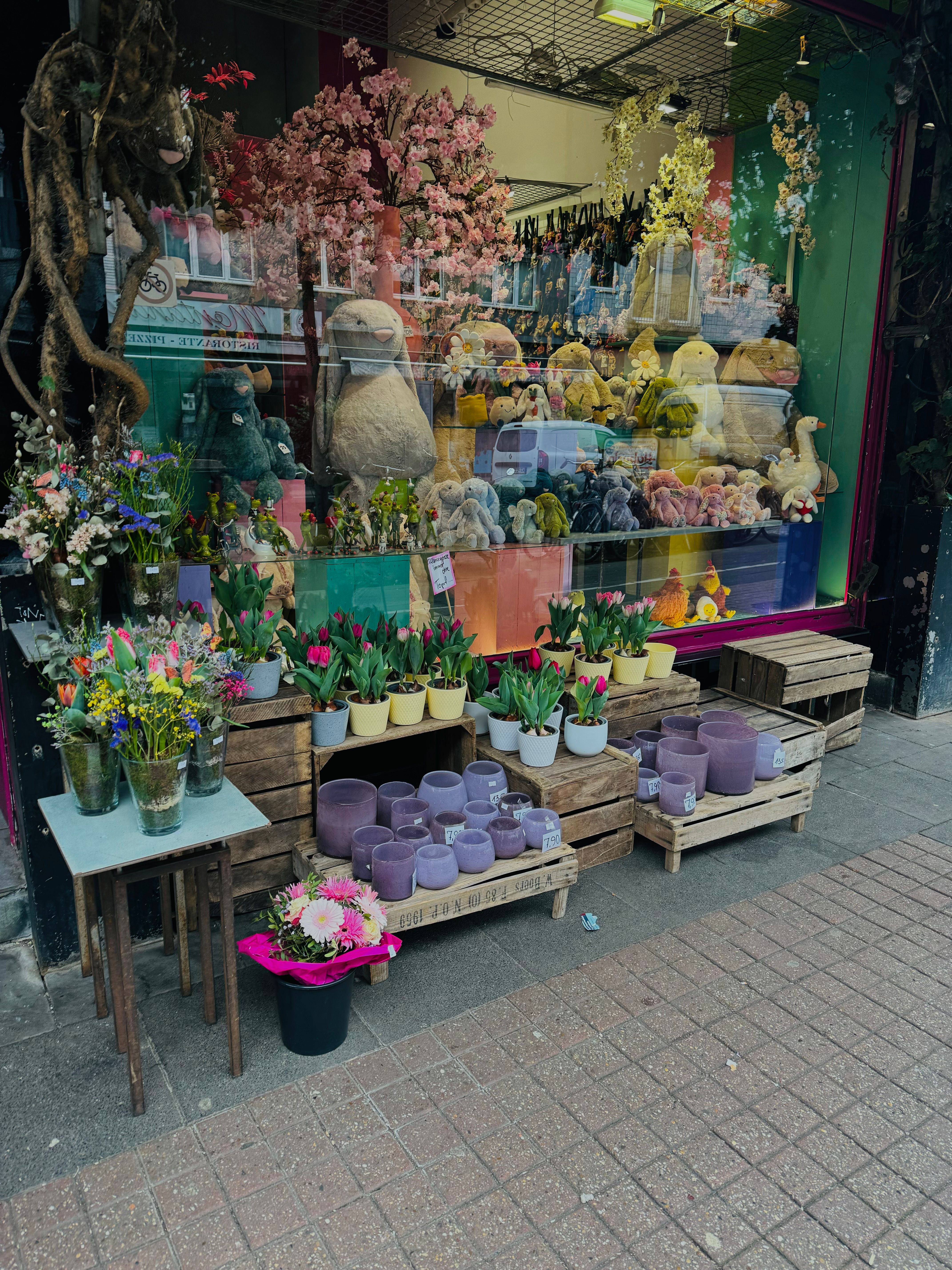 Tourismus NRW e.V., Ilonka Zantop, Ein mit bunten Blumen bestückter Blumenstand in Köln