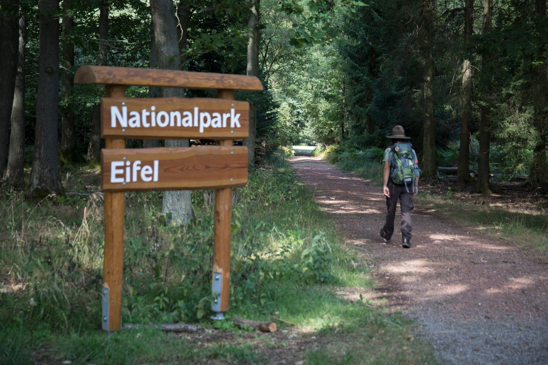 Eingang und Nina Braun im Nationalpark, Eifel