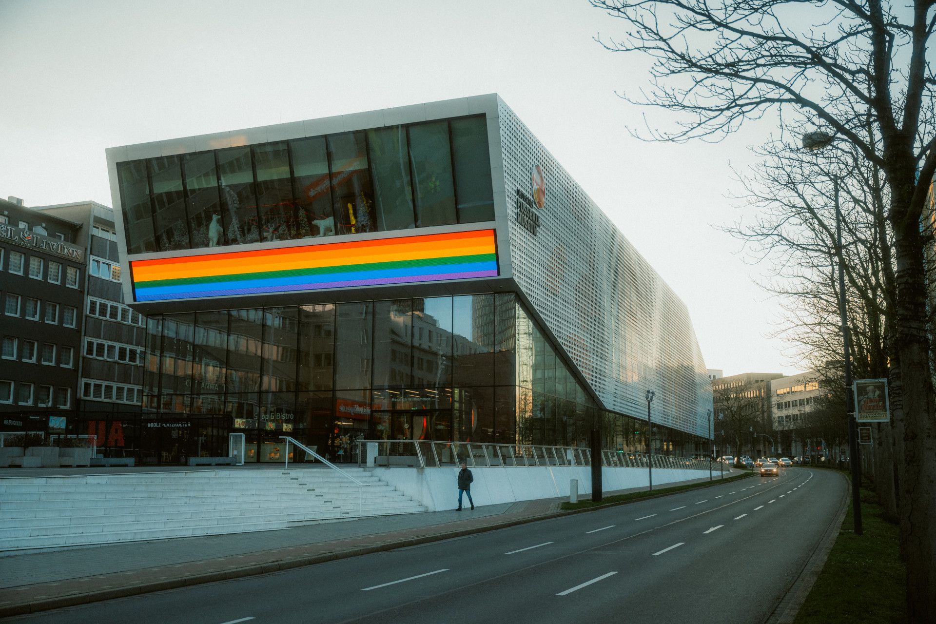 Außenansicht des deutschen Fußballmuseums Dortmund mit Vorplatz