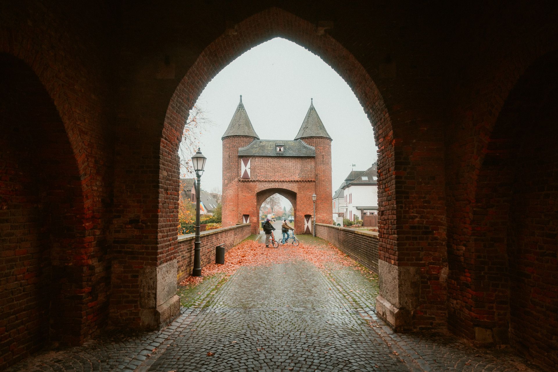 Radfahrende auf Brücke Klever Tor