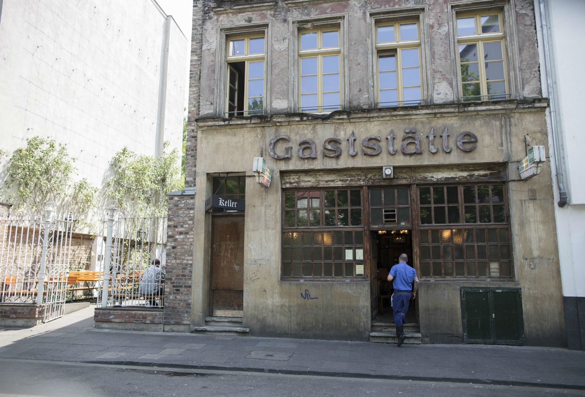 Timo Eckstein vor Gaststätte in Köln