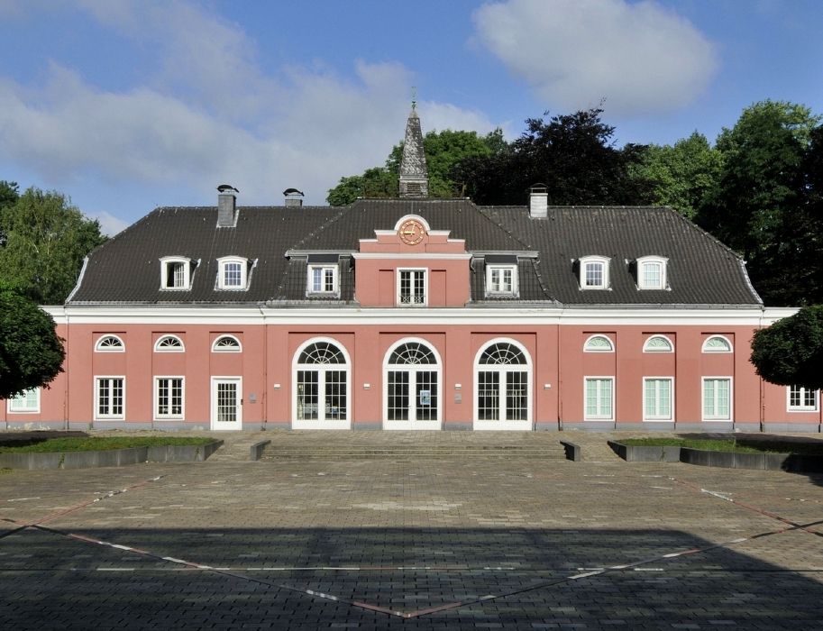 In the small palace, guests will find, among other things, the museum store of the Ludwiggalerie Schloss Oberhausen