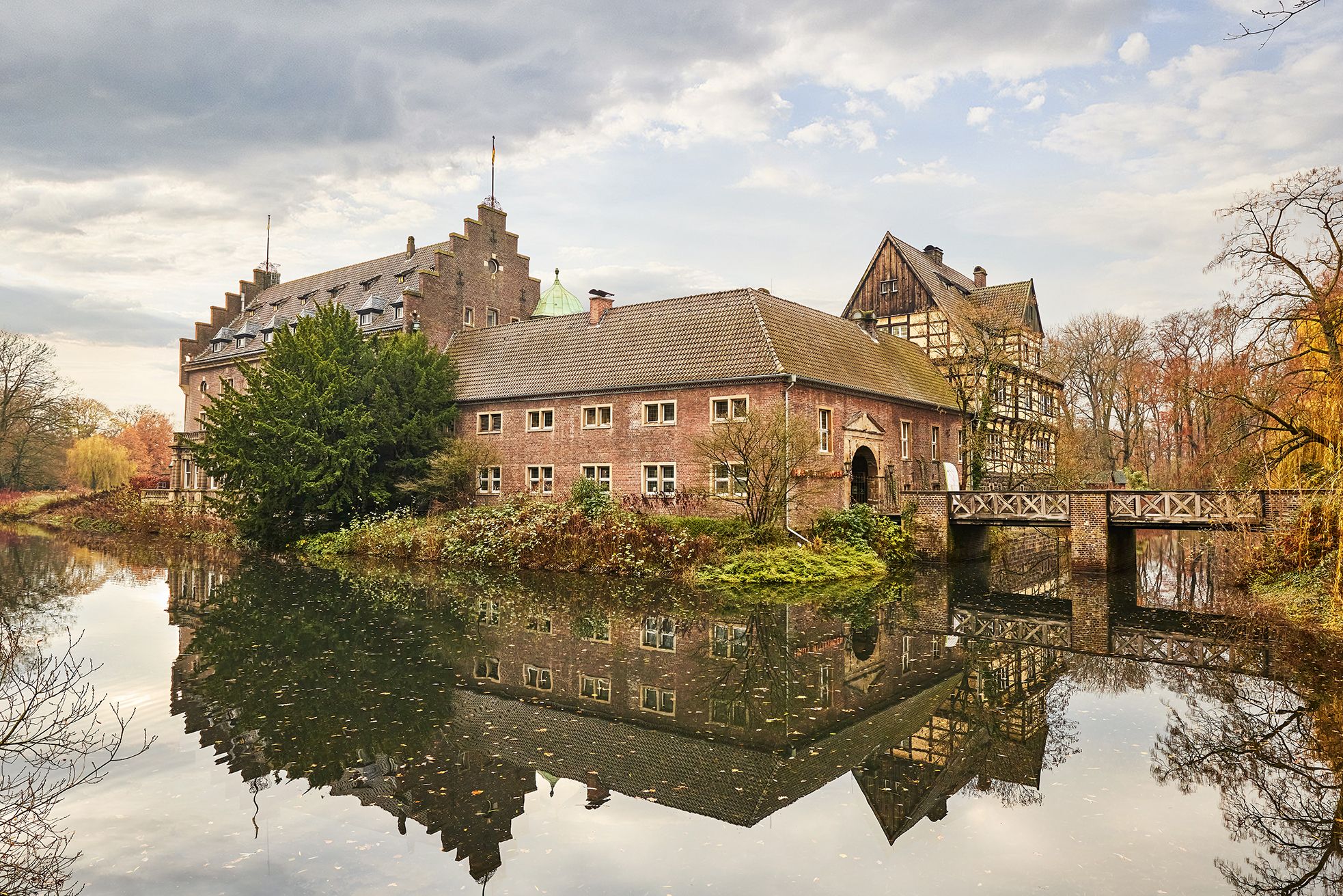 Guests can reach the moated castle Wittringen via a bridge