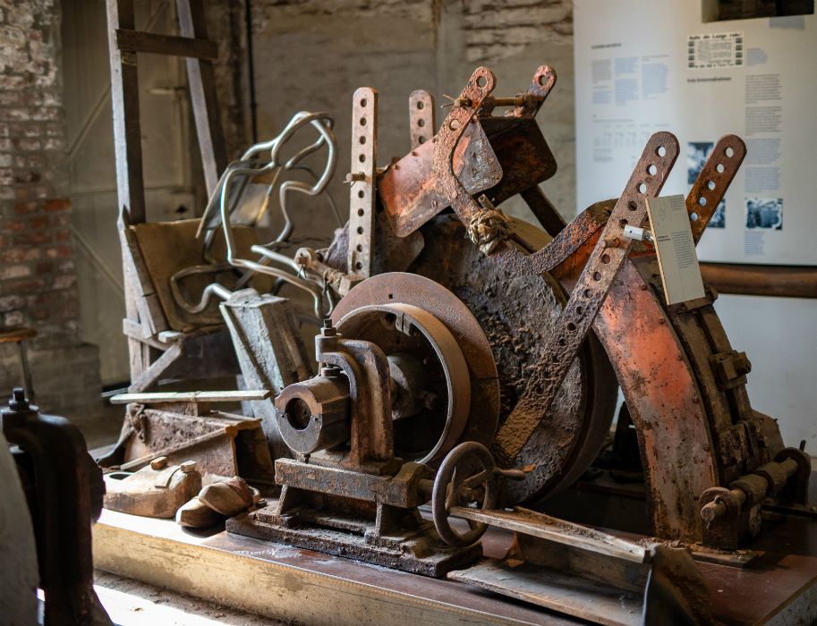 All original: step by step, old machines show how cutlery is made